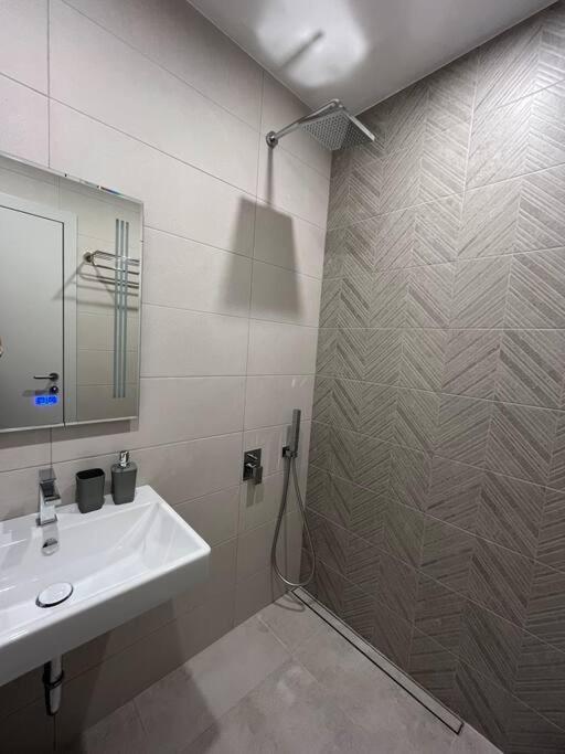 Modern City Center 2 Bedroom Apartment Sofia Eksteriør bilde